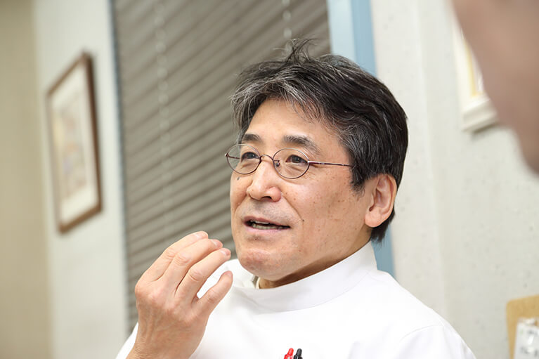 矯正装置が目立つのが気になります